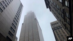 El Departamento de Bomberos de Nueva York dijo que el fuego está controlado y se desconocen detalles sobre el tipo de helicóptero que colapsó.