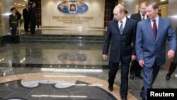 Російський президент Володимир Путін і тодішній міністр оборони Сергій Іванов у штаб-квартирі ГРУ у Москві 8 листопада 2006 р.