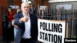 Lider britanskih laburista Džeremi Korbin gestikulira nakon glasanja na lokalnom biračkom estu u Londonu, 23. maja 2019.