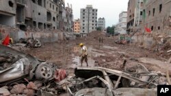 Pasca runtuhnya gedung pabrik garmen di kota Savar, Bangladesh yang menewaskan lebih dari 1.100 orang, perusahaan-perusahaan garmen besar setuju untuk membantu perbaikan keselamatan pabrik garmen di sana (foto: dok). 