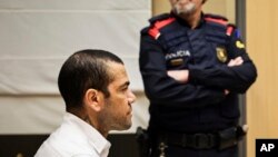 En esta imagen de archivo, el futbolista brasileño Dani Alves, durante un juicio en Barcelona, el 5 de febrero de 2024.
