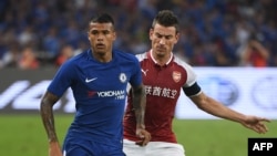 Kenedy de Chelsea, à gauche, en duel avec Laurent Koscielny d'Arsenal lors de leur match d'avant-saison, Chine, le 22 juillet 2017.