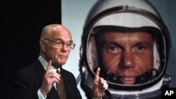 John Glenn durante a conferência de imprensa dada para anunciar o regresso do astronauta a uma missão no Espaço, quando este tinha 77 anos de idade.