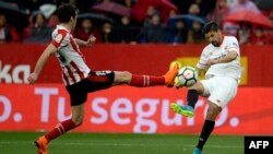 Inigo Lekue de l'Athletic Bilbao, à gauche, en duel avec Nolito du Séville FC lors d'un match de Liga, Espagne, le 3 mars 2018.