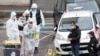 Pakar forensik tengah memeriksa sekitar lokasi serangan penikaman di dekat bekas kantor surat kabar satiris Charlie Hebdo, di Paris, Perancis 25 September 2020. (REUTERS / Gonzalo Fuentes)
