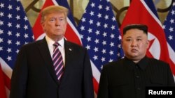 លោកប្រធានាធិបតី Donald Trump និងមេដឹកនាំកូរ៉េខាងជើង Kim Jong Un ថតរូបជាមួយគ្នានៅក្នុងកិច្ចប្រជុំកំពូលលើកទី២នៅទីក្រុងហាណូយ ប្រទេសវៀតណាម ថ្ងៃទី២៧ ខែកុម្ភៈ ឆ្នាំ២០១៩។ 