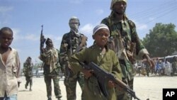 Un garçon dans les rangs des terroristes islamistes d'Al Shabab en Somalie