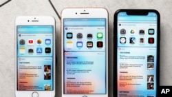 Esta gráfica del 22 de octubre tomada en Nueva York muestra el iPhone 8, el iPhone 8 Plus, y el nuevo iPhone XR.