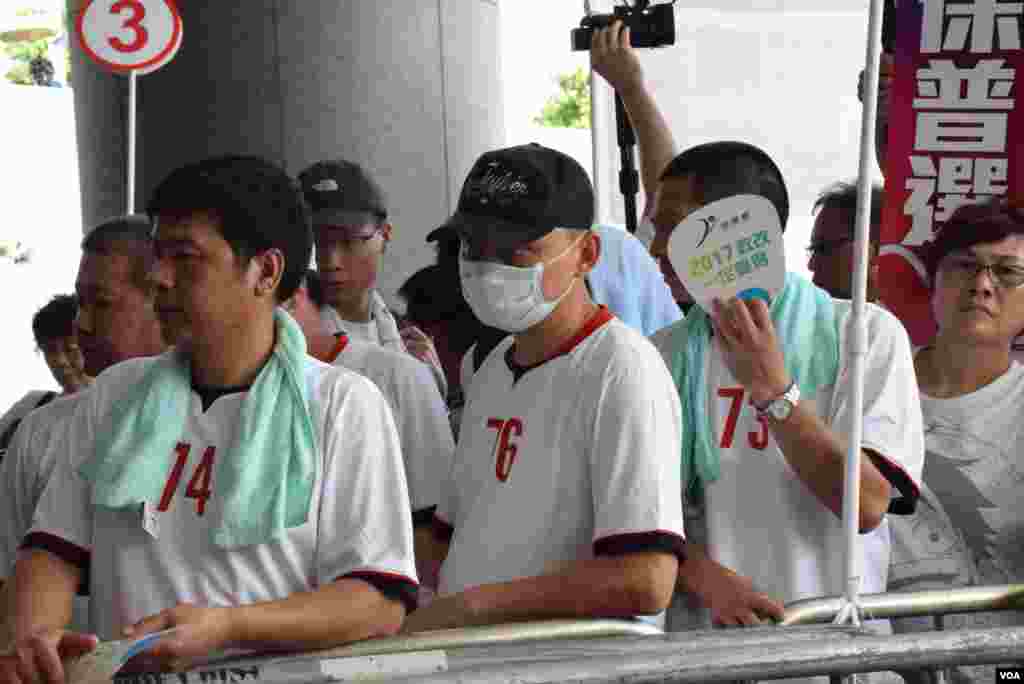 大批穿著印有號碼白色T恤的人士參與建制派團體支持政改集會。(美國之音 湯惠芸攝)