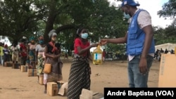 Metuge: Campo de deslocados do centro agrário de Napala. Distribuição de alimentos por PMA a deslocados da insurgência em Cabo Delgado.