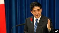 日本首相安倍晉三在東京首相官邸舉行記者會宣布上調消售稅