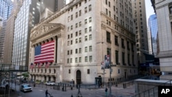 Bendera AS raksasa terpampang di Bursa Saham New York, 21 September 2020. 