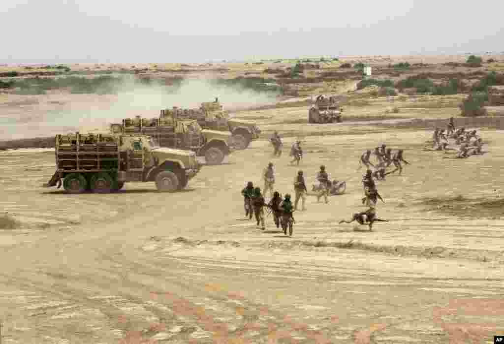 Iraqi, U.S. and Spanish soldiers participate in a training mission outside Baghdad, May 27, 2015.