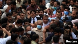 Shehbaz Sharif, saudara mantan perdana menteri Pakistan Nawaz Sharif dan pemimpin Pakistan Muslim League-Nawaz (PML-N), didampingi pengacara dan para pendukungnya setelah Pengadilan Tinggi menolak uang jaminan dalam kasus pencucian uang, di Lahore, Pakistan, 28 September 2020.