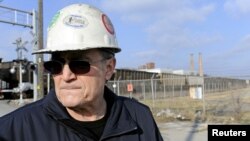 La historia de Joe Soptic, aquí frente a la planta acerera GST Steel, se cuenta en un anuncio político de televisión en contra de Mitt Romney.