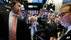 New York Stock Exchange Floor Governor Brendan Connolly, left, works with traders Peter Tuchman, John Panin and Sal Suarino, second left to right, on the floor of the NYSE, March 9, 2020. 