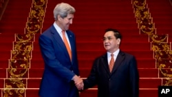 El secretario Kerry se reunió con el primer ministro de Laos, Thongsing Thammavong, durante su visita a ese país.