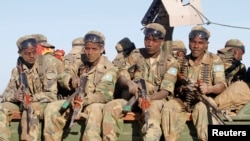 Des soldats somaliens, lors de la reprise de la localité portuaire deBarawe, Somalie, le 4 octobre 2014