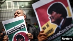 Seorang pria pendukung mantan presiden Bolivia Evo Morales berdemo di depan Kedutaan Besar Bolivia di Mexico City, 11 November 2019. 