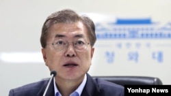 문재인 한국 대통령이 14일 오전 청와대에서 북한의 탄도미사일 발사와 관련해 소집한 국가안전보장회의에서 발언하고 있다.