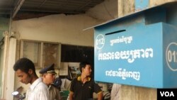 រូបឯកសារ៖ ប្រអប់​សំបុត្រ «គណនេយ្យភាព» ដាក់​នៅ​តាម​ដង​ផ្លូវ​សាធារណៈ​សម្រាប់​ឲ្យ​ពលរដ្ឋ​រាយការណ៍​ក្នុង​រាជធានី​ភ្នំពេញ​កាលពី​ថ្ងៃ​ទី១ ខែ​កញ្ញា​ ឆ្នាំ​២០១៦។ (ហ៊ាន សុជាតា/VOA) 