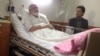 جراحی چشم کروبی توسط وزیر بهداشت انجام شد