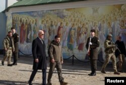 Biden i Zelenski šetaju Kijevom, 20. februar 2023.