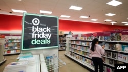 Una mujer hace compras en una tienda Target en Chicago el 26 de noviembre de 2024, antes del día de compras del Viernes Negro. (Foto de KAMIL KRZACZYNSKI / AFP)