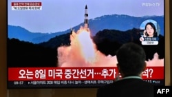 Čovek gleda TV program i snimak raketne probe Severne Koreje, na železničkoj stanici u Seulu, Južna Koreja, 2. novembra 2022.
