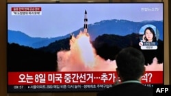 Seorang pria menonton layar televisi yang menyiarkan berita uji coba rudal Korea Utara, di sebuah stasiun kereta api di Seoul pada 2 November 2022. (Foto: AFP)
