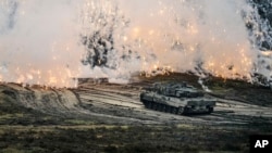 Tenk Leopard 2 u akciji, tokom posjete njemačkog ministra odbrane Borisa Pistorijusa tenkovskom bataljonu u Augustdorfu u Njemačkoj, 1. februara 2023.