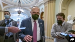 El líder de la mayoría demócrata en el Senado, Chuck Schumer, habla con reporteros el jueves 17 de febrero de 2022, en el Capitolio en Washington. (AP Foto/J. Scott Applewhite)
