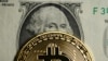 Foto ilustrasi yang menunjukkan uang dolar AS dan bitcoin. (Foto: Reuters/Dado Ruvic)