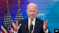 Presiden AS Joe Biden memberikan penjelasan mengenai bantuan AS kepada Ukraina dalam melawan invasi Rusia, di Gedung Putih hari Rabu (16/3). 