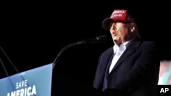 El expresidente Donald Trump habla en un mitin, el sábado 12 de marzo de 2022, en Florence, S.C. Trump ha respaldado a dos republicanos que plantean desafíos en las primarias a los miembros de la Cámara en ejercicio que lo han criticado.