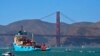 Kapal pengumpul sampah plastik, The Ocean Cleanup, diderek kapal tunda ke arah jembatan Golden Gate di San Francisco menuju Samudra Pasifik, 8 September 2018.