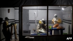 Basali ya bokolongono bazali kosunga mokoni moko na centre de ya traitement ya Ebola ya Médecins sans frontières na Butembo, le 3 novembre 2018.