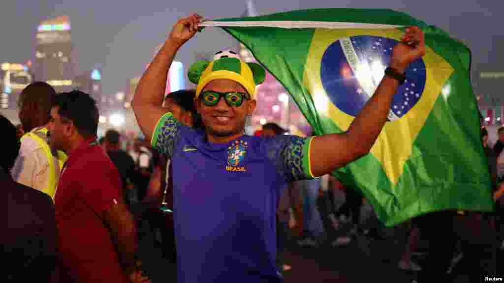 Fanatik Foutbòl nan Festival Ouveti Mondyal FIFA a nan Pak Al Bidda, Doha, Qatar, 19 Nov. 2022.