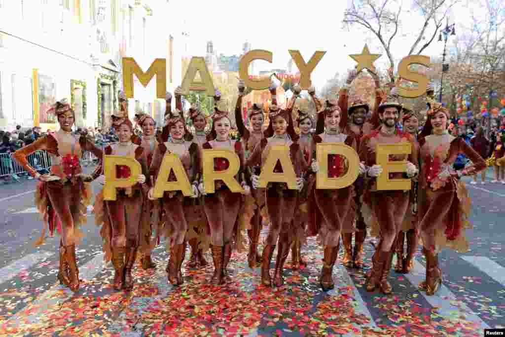 Artistas del desfile ensayan antes del inicio del Desfile de Macy´s.