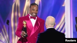 Billy Porter y Ryan Murphy durante la 80.a entrega anual de los Golden Globe Awards® en el Beverly Hilton de Beverly Hills, California, EEUU, el martes 10 de enero de 2023.