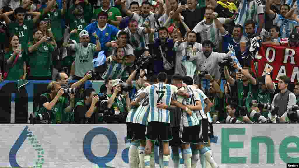 Lionel Messi selebre premye gol seleksyon nasyonal Ajantin nan ak kanmarad li yo pandan match Gwoup C yo kont Meksik, nan Mondyal Foutbol Qatar la, 26 Nov. 2022.