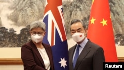 澳洲外交部長黃英賢2022年12月21日在北京會見中國外長王毅。（路透社轉發）