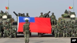 台灣士兵在高雄舉行抗擊中國軍隊入侵的軍演前拍集體合照。（2023年1月11日）