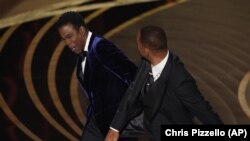 Will Smith, a la derecha, abofetea a Chris Rock durante la ceremonia de los premios Oscar, en Los Ángeles, el 27 de marzo de 2022. 