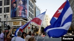 Moun flote drapo Kiben an nan lari anvan 92 Some Dez Amerik la dewoule nan Los Angeles, Kalifoni, 7 Jyen 2022. 