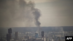 Asap mengepul dari Kota Sievierodonetsk yang terletak di timur Ukraina, pada 13 Juni 2022. Pasukan Rusia kini tengah menggempur Sievierodonetsk. (Foto: AFP/Aris Messinis)