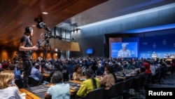 Direktur Jenderal Organisasi Perdagangan Dunia (WTO) Ngozi Okonjo-Iweala menyampaikan pidato pada pembukaan Konferensi Tingkat Menteri ke-12, di kantor pusat WTO di Jenewa, Swiss, 12 Juni 2022.