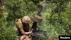 一名烏克蘭士兵在頓巴斯地區的前線作戰。（2022年6月5日）