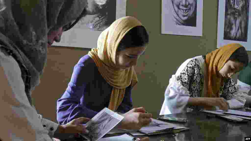 جامعۀ جهانی به پیمانۀ گسترده محدودیت‌های وضع شده از سوی طالبان بر حق آموزش دختران افغان را محکوم کردند