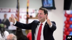 Anggota parlemen AS dari negara bagian Maryland, Dan Cox meluapkan kegembiraannya dengan mengacungkan jempol setelah memenangkan pemilihan pendahuluan Partai Republik untuk jabatan gubernur Maryland, 19 Juli 2022, di Emmitsburg, Md. (Ric Dugan/The Frederick News-Post via AP)